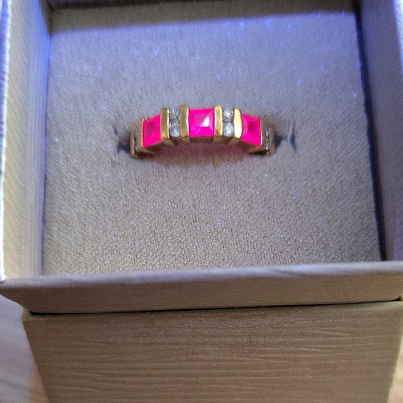 Elegant Gold and Red Ring - Picture 5 of 5